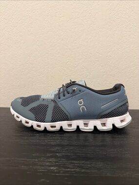 On Cloud women’s Size 9 Running Shoe in Slate Blue and Black